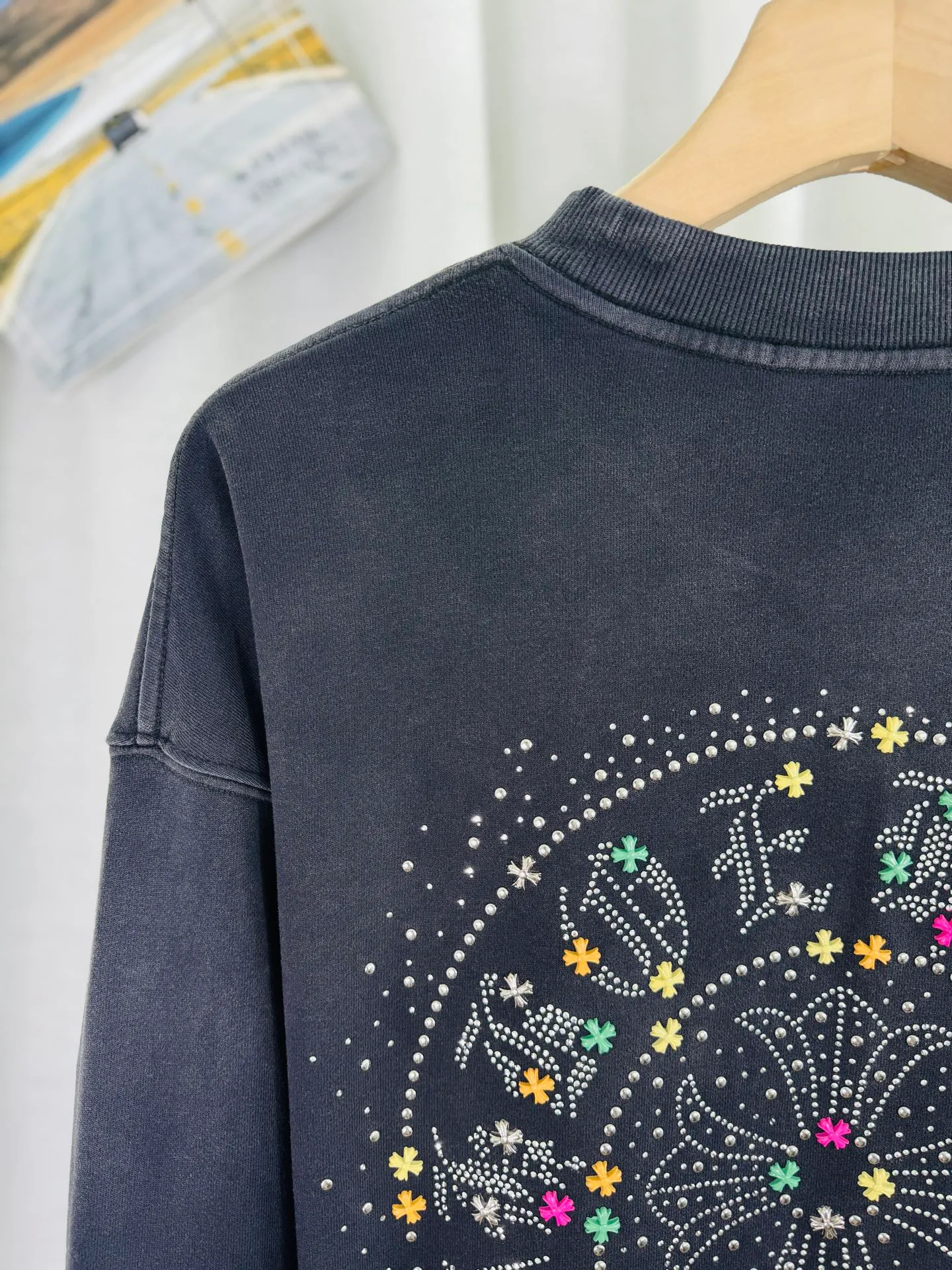 P290 top version, real shot without P, ​​different from market currency) 𝗖𝗵𝗿𝗼𝗺𝗲 𝗛𝗲𝗮𝗿𝘁𝘀/Croxin 2025 Autumn and Winter New Original Single Counter American 3D Rivets and Stickers Couple Casual Sweater 👑The highest version! Customized fabric 430g tripe terry fabric! American-style pickled and distressed original fabric, laser-burned flowers, rivets and diamonds, exquisite embroidery of letters! The best-selling model in the counter, very comfortable to wear. Accessories: original molded and authenticated collar label➕100% silk wash label. Genuine purchase-grade original hangtag➕matching hanging rope➕3D hanging beads➕original packaging bag. Craftsmanship: The original version has consistent wiring! The highest version of the armhole matching technique! Color: Pink Black Green Purple Size: S M L XL Style Number: 25-375